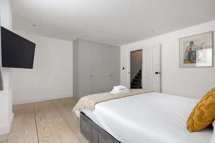 Belgravia House 5BR with Sauna | Close to Harrods